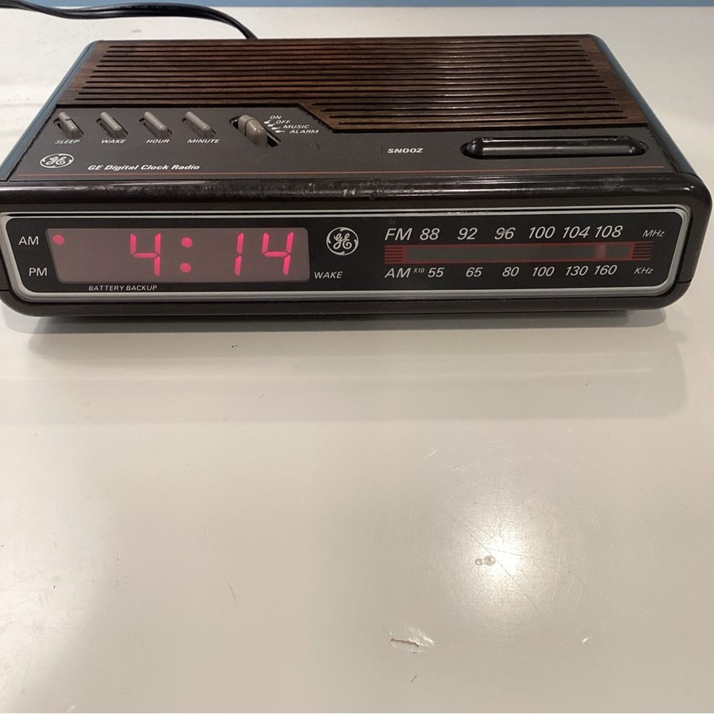 Vintage GE Alarm Clock Radio Digital AM/FM Model# 7-4612B Woodgrain TESTED